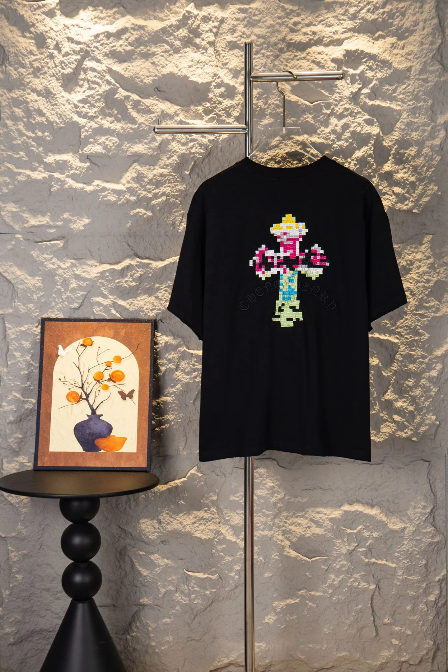 ：Y 110 CH Chromehearts 26ss New Arrival T ， ，Breathable ， 。 ， ， ， Same Style 。 Classic logo ， ； ， ， 。Classic Versatile ， 、 ， 、 、 。 ， ， ！ ：Black White Size：S—XL